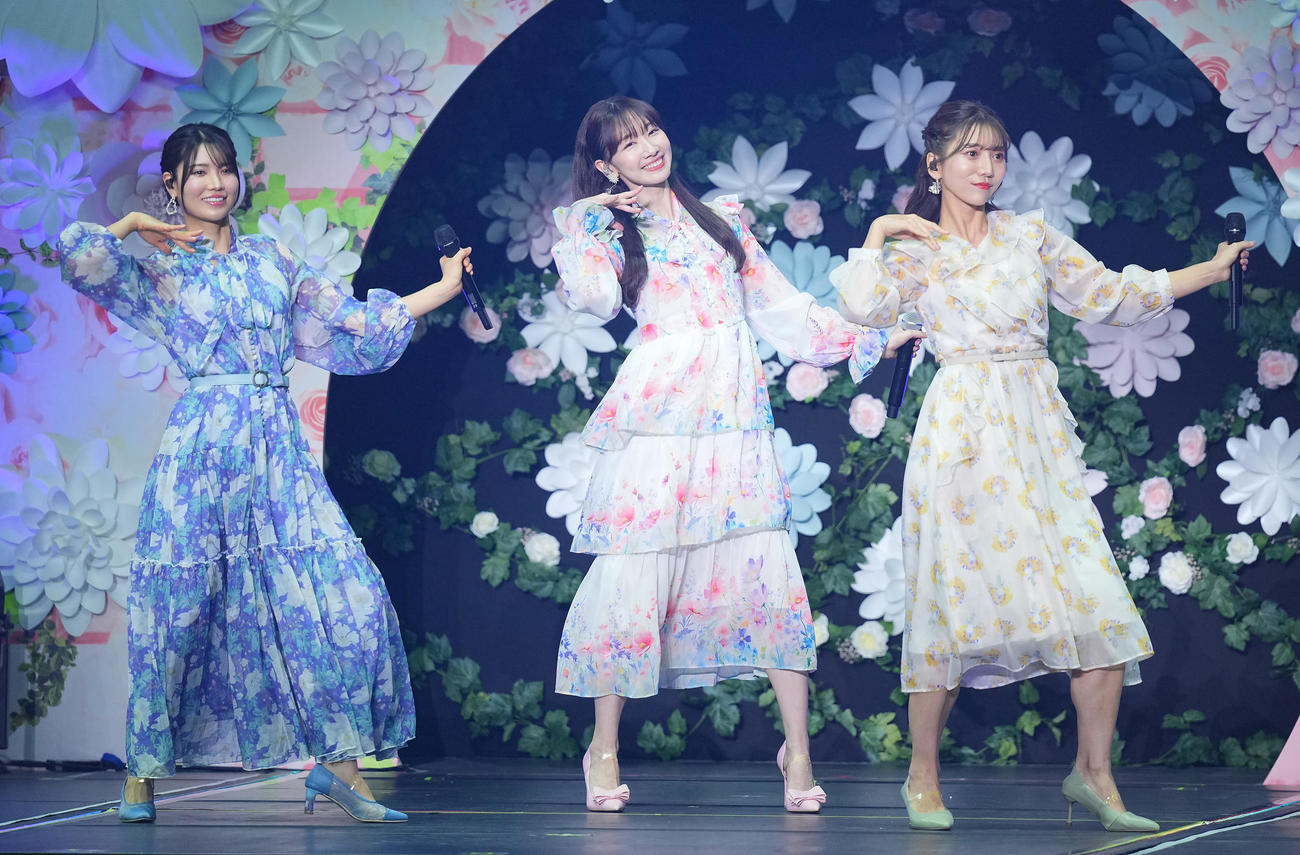 卒業コンサートで倉持明日香（左）、高城亜樹（右）と歌う柏木由紀（撮影・垰建太）