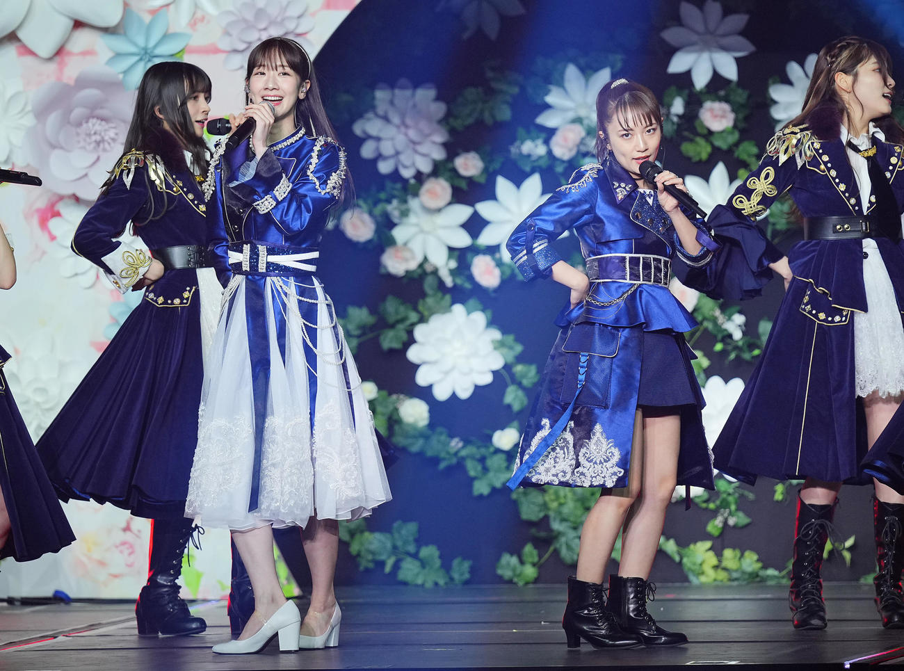 卒業コンサートで高橋みなみ（右）と歌う柏木由紀（撮影・垰建太）