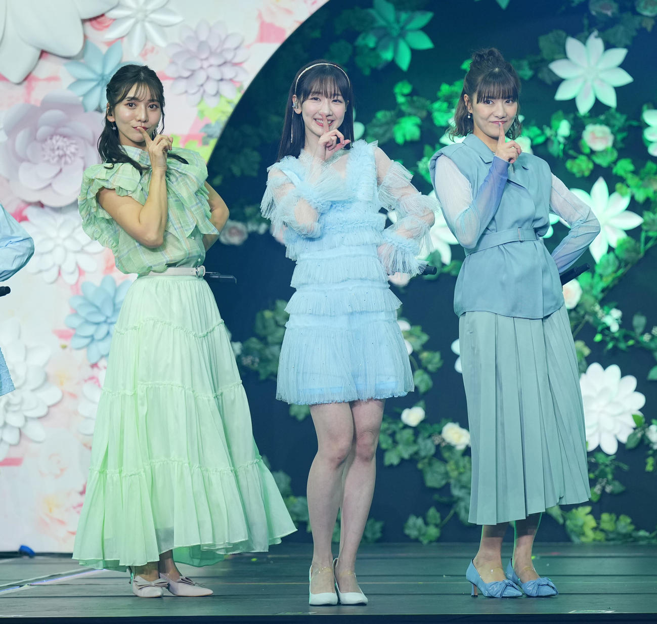 卒業コンサートで「遠距離ポスター」を歌う柏木由紀（中央）、高城亜樹（左）、宮澤佐江（撮影・垰建太）