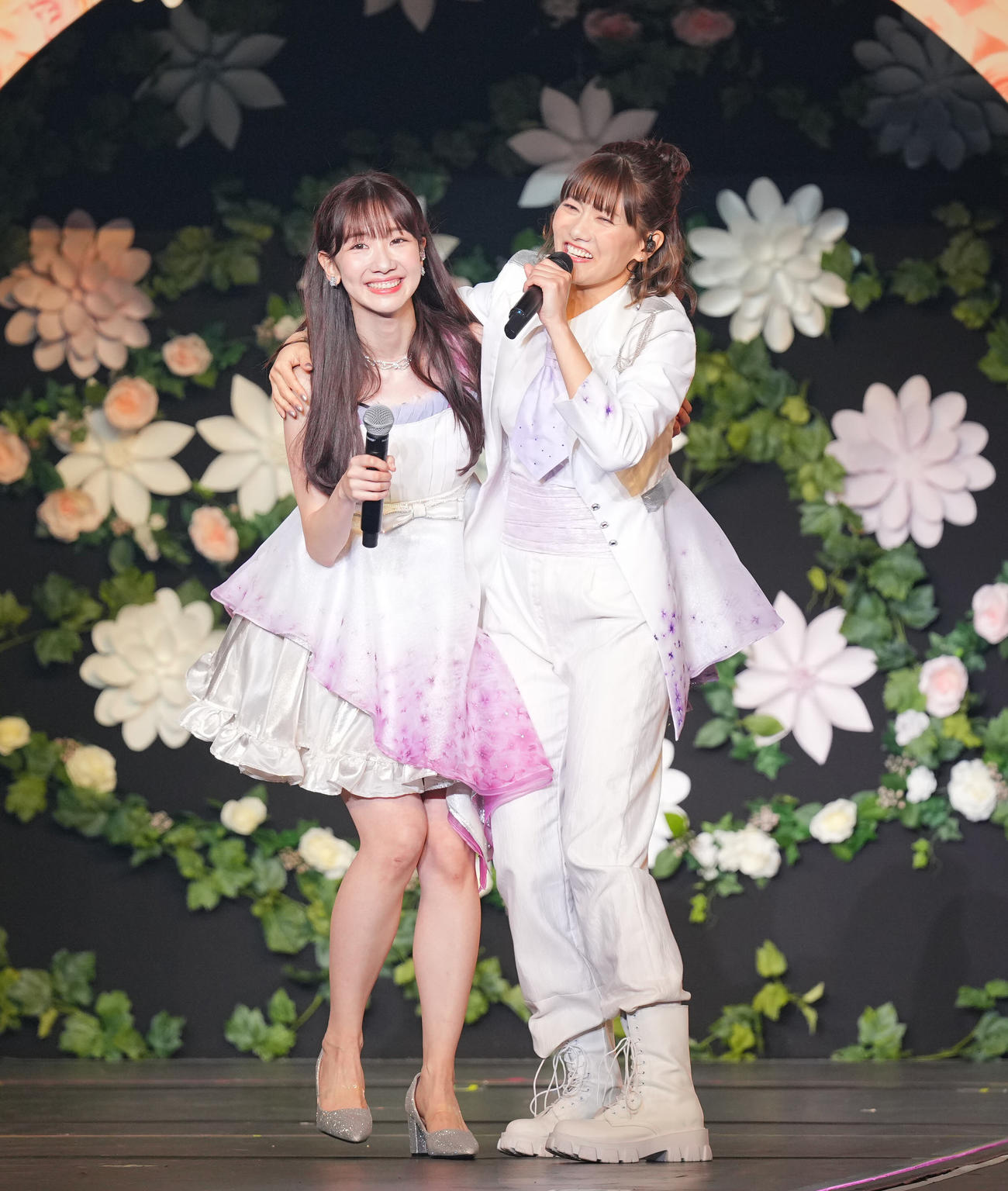 卒業コンサートでサプライズで登場した宮澤佐江（右）と抱き合う柏木由紀（撮影・垰建太）