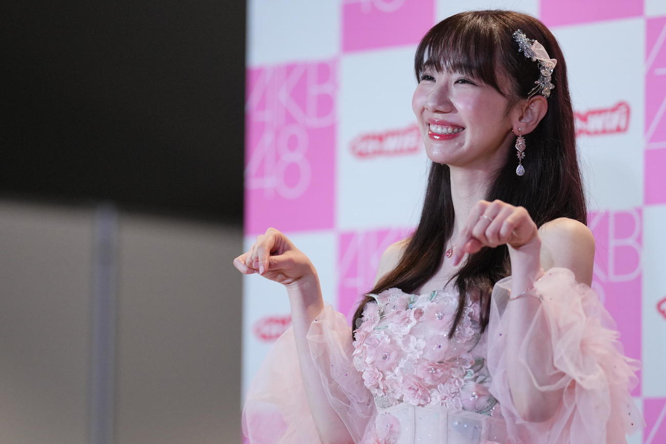 卒業コンサートを終え囲み取材で恋愛について聞かれはにかむ柏木由紀（撮影・垰建太）
