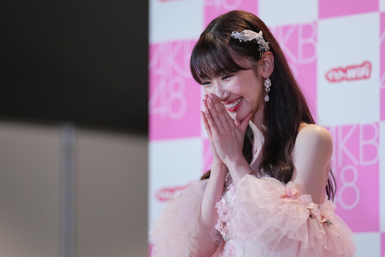 卒業コンサートを終え囲み取材で恋愛について聞かれはにかむ柏木由紀（撮影・垰建太）