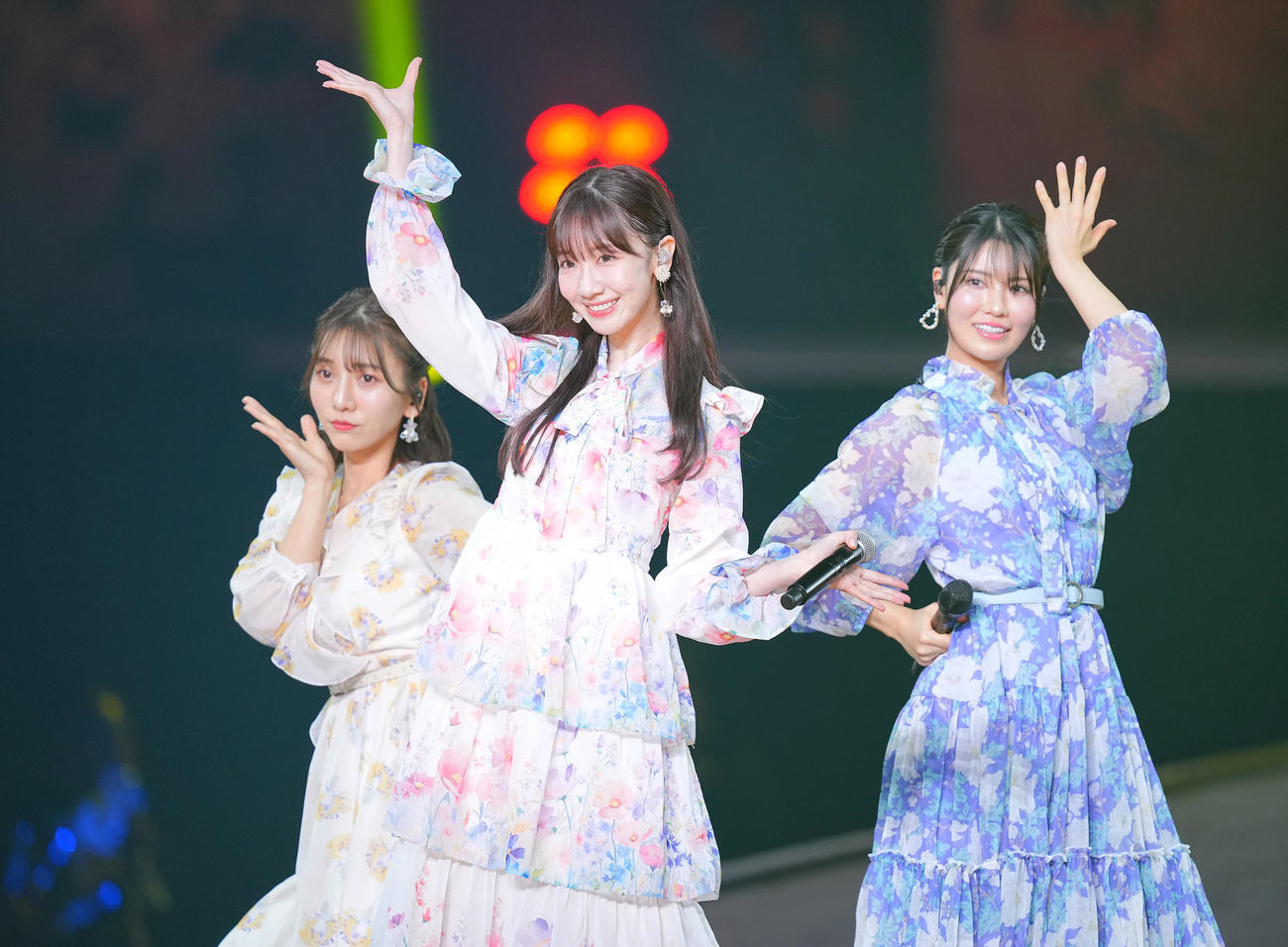 卒業コンサートで歌う柏木由紀（中央）、倉持明日香（右）、高城亜樹（撮影・垰建太）