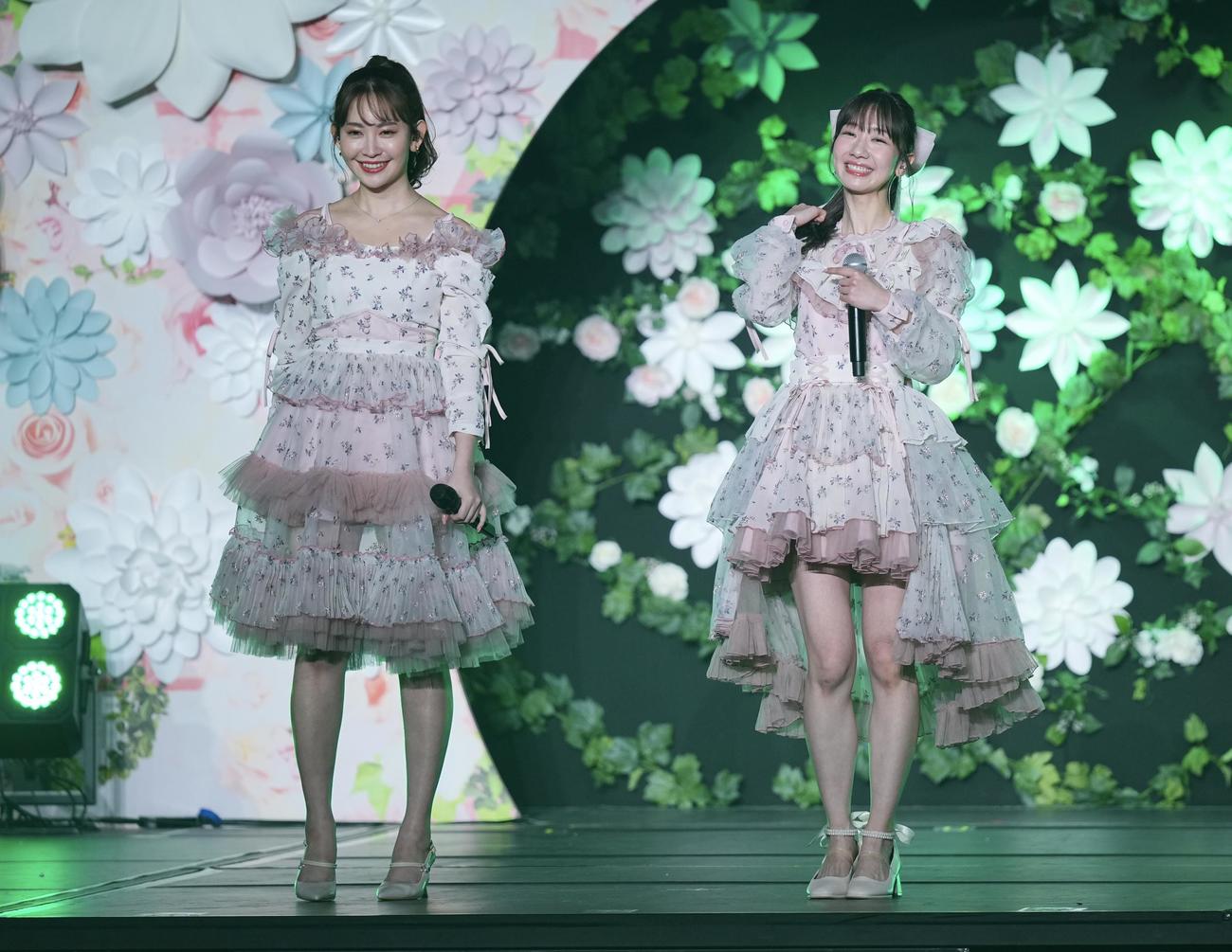 卒業コンサートで小嶋陽菜（左）と歌う柏木由紀（撮影・垰建太）