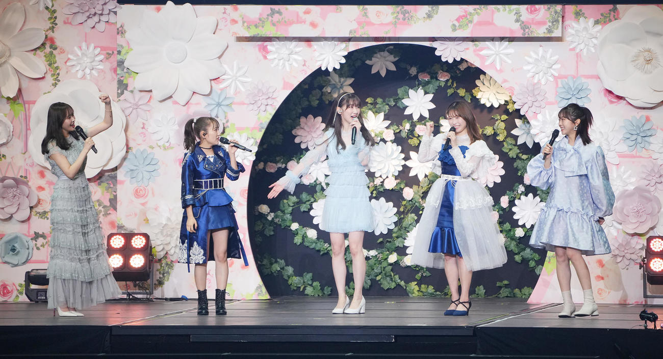 卒業コンサートで話す、左から指原莉乃、高橋みなみ、柏木由紀、横山由依、峯岸みなみ（撮影・垰建太）