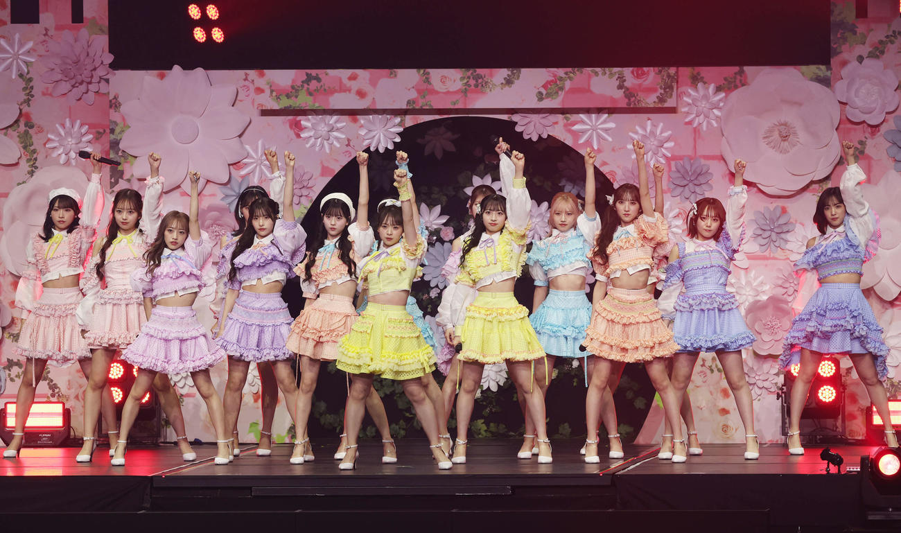 コンサートでパフォーマンスするAKB48（撮影・宮地輝）