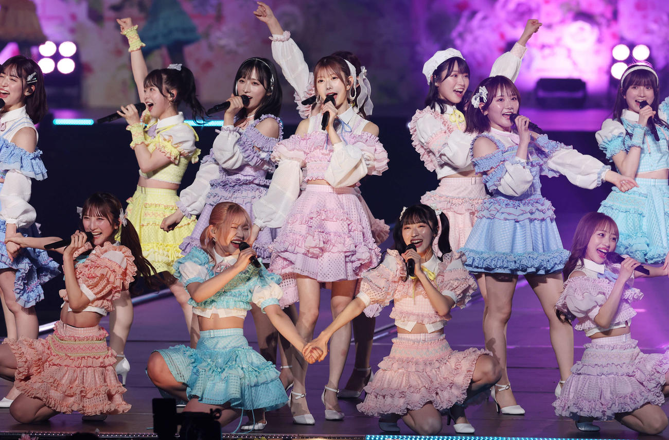 コンサートでパフォーマンスするAKB48（撮影・宮地輝）