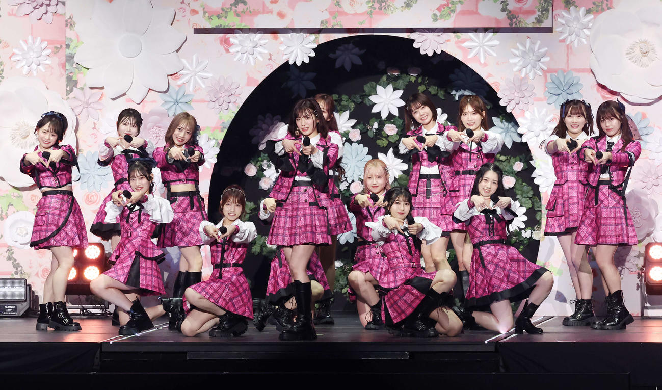 コンサートでパフォーマンスするAKB48（撮影・宮地輝）