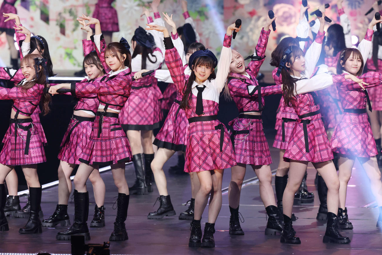 コンサートでパフォーマンスするAKB48（撮影・宮地輝）