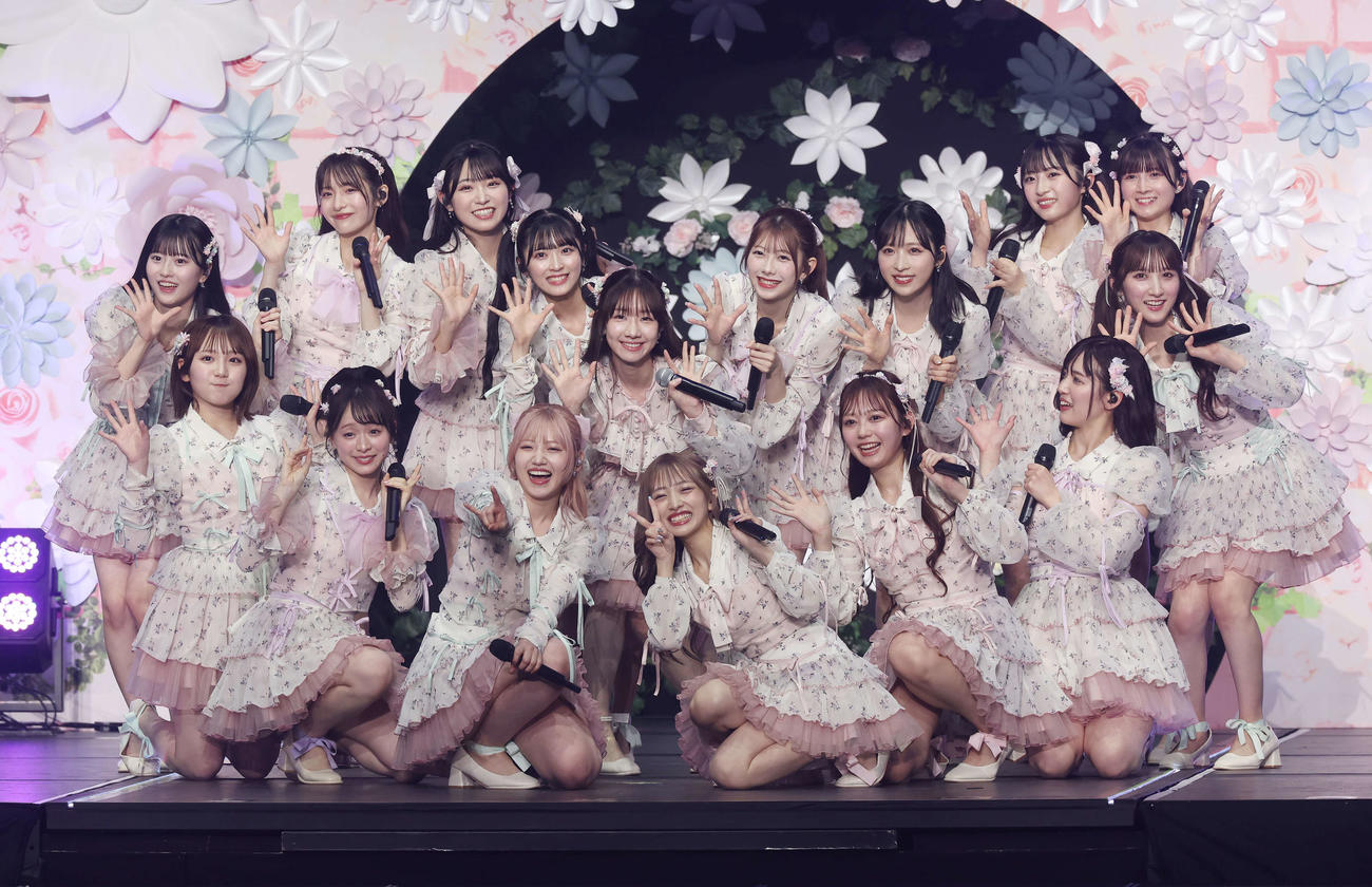コンサートでパフォーマンスするAKB48（撮影・宮地輝）
