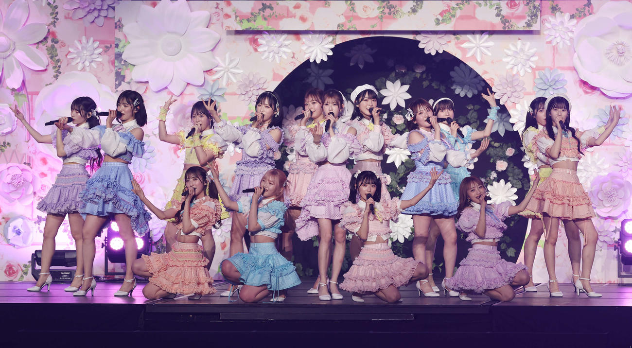 コンサートでパフォーマンスするAKB48（撮影・宮地輝）