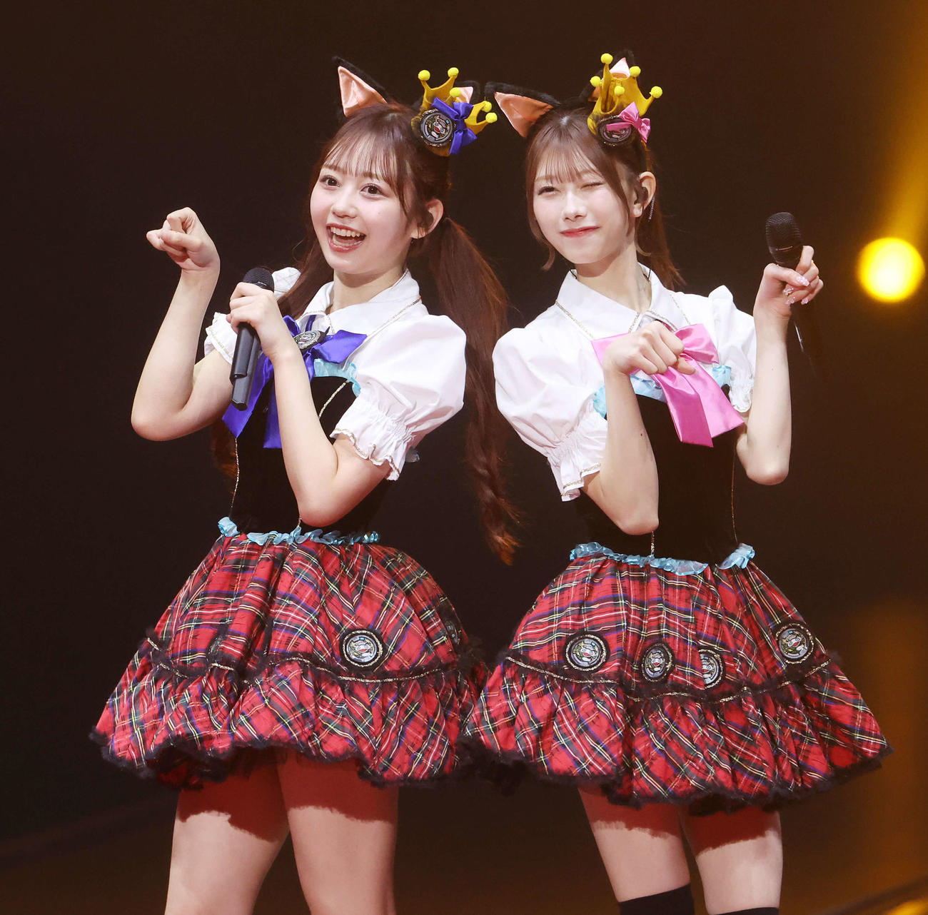 コンサートでパフォーマンスするAKB48（撮影・宮地輝）