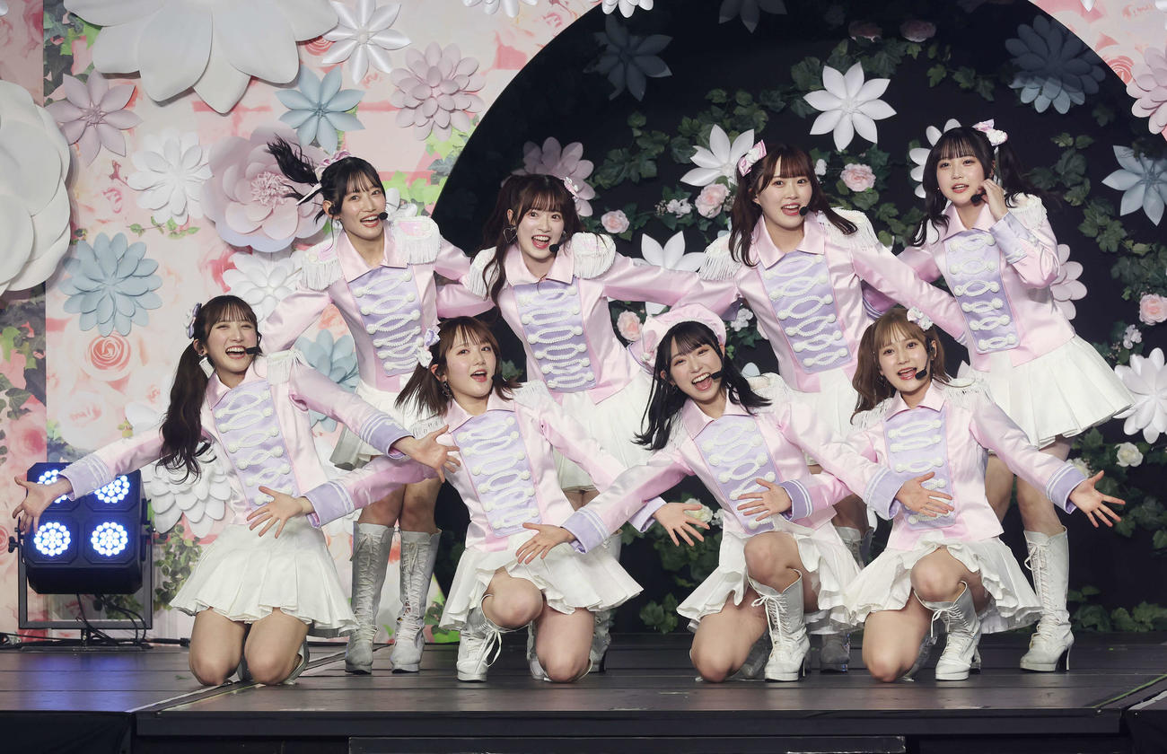コンサートでパフォーマンスするAKB48（撮影・宮地輝）