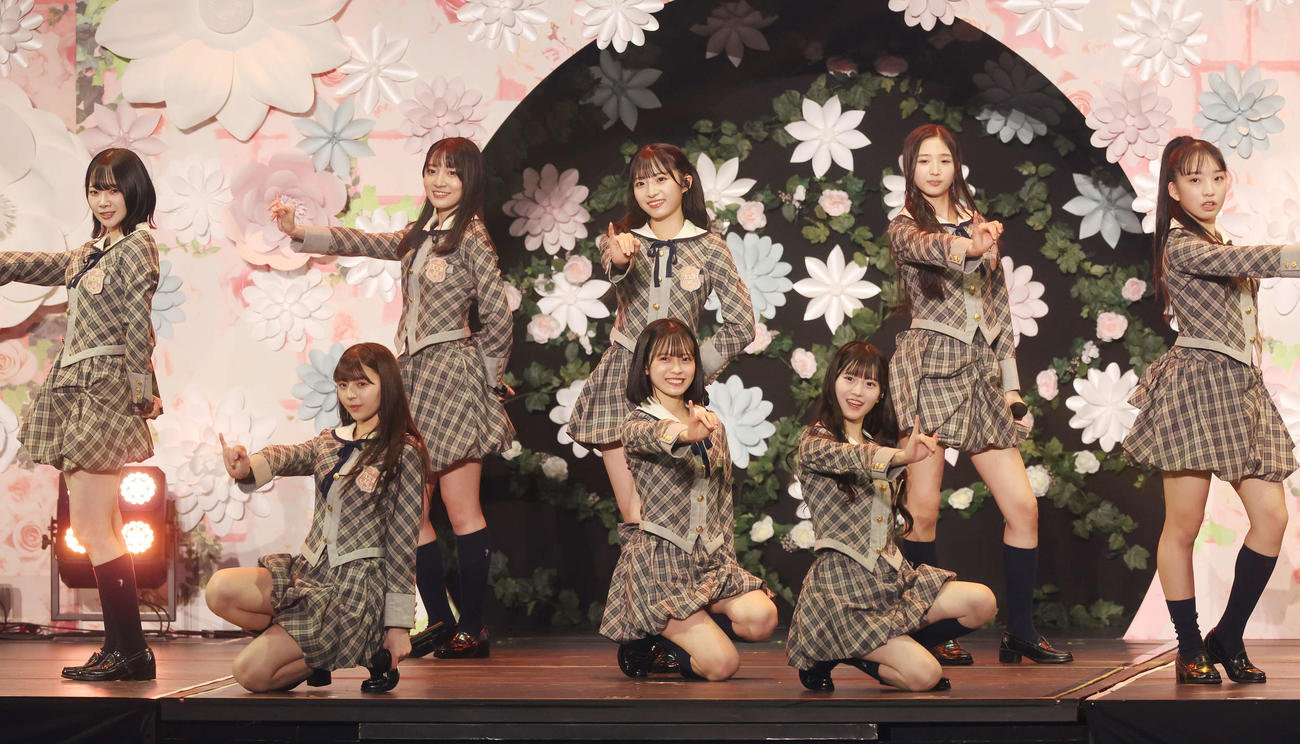 コンサートでパフォーマンスするAKB48（撮影・宮地輝）