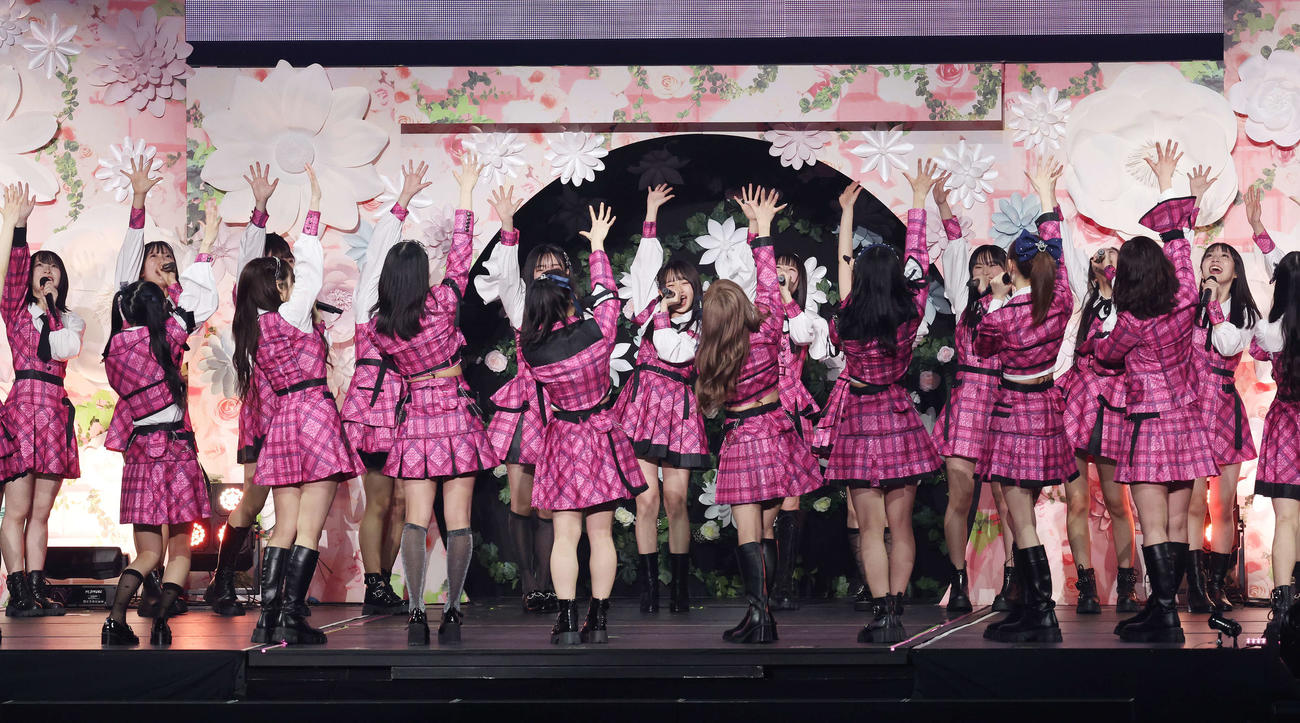 コンサートでかけ声を言う19期研究生らAKB48メンバー（撮影・宮地輝）