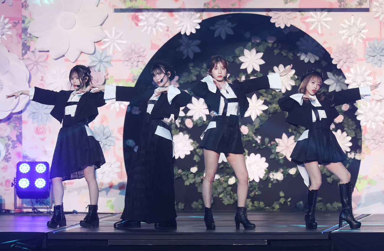 コンサートでパフォーマンスするAKB48（撮影・宮地輝）