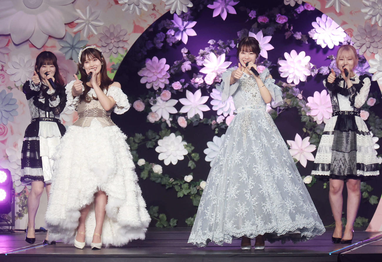 ドレスを着て笑顔でパフォーマンスするAKB48岡部麟（左）と小田えりな（撮影・宮地輝）