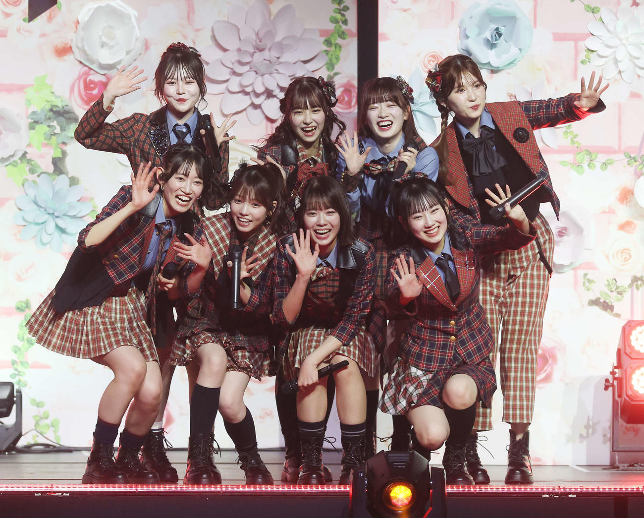 コンサートで笑顔で手を振るAKB48小田えりな（手前中央右）ら（撮影・宮地輝）