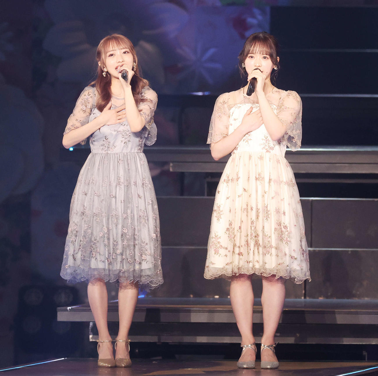 コンサートでパフォーマンスするAKB48向井地美音（左）と倉野尾成美（撮影・宮地輝）