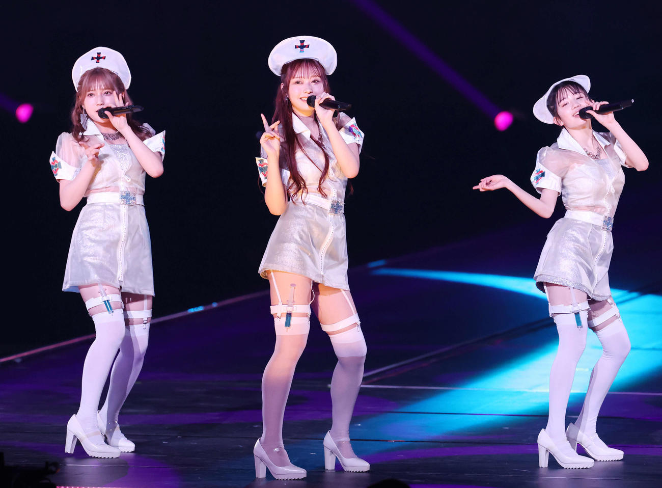 コンサートでパフォーマンスするAKB48（撮影・宮地輝）