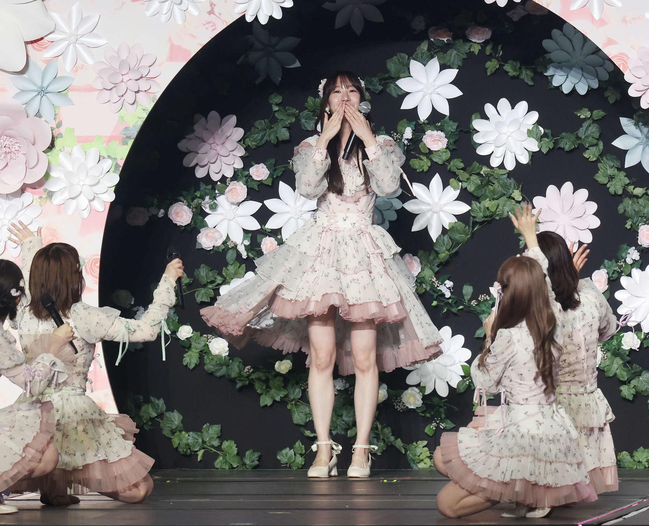投げキスしてステージを後にするAKB48柏木由紀（撮影・宮地輝）