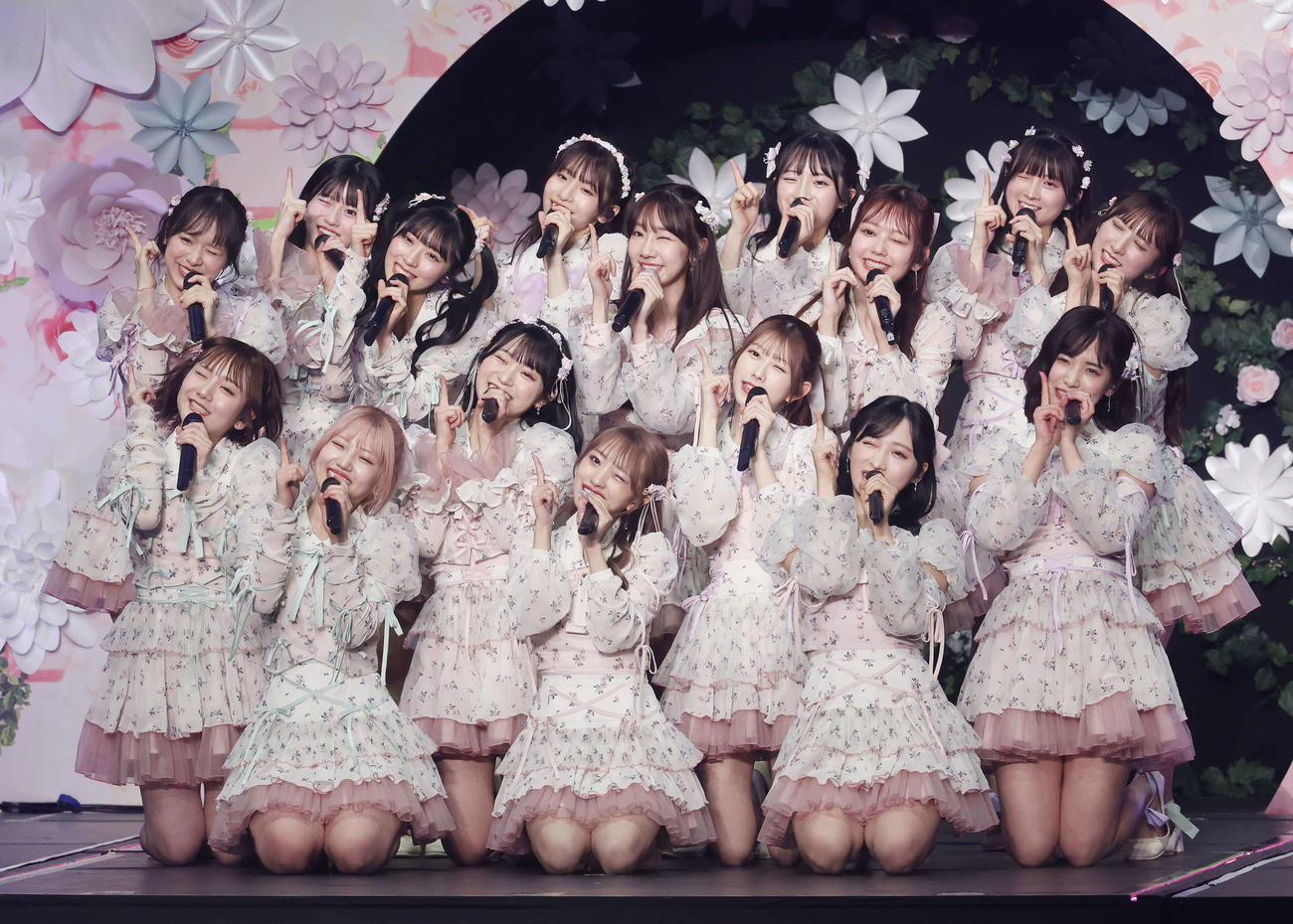 コンサートでパフォーマンスするAKB48柏木由紀（中央）ら（撮影・宮地輝）