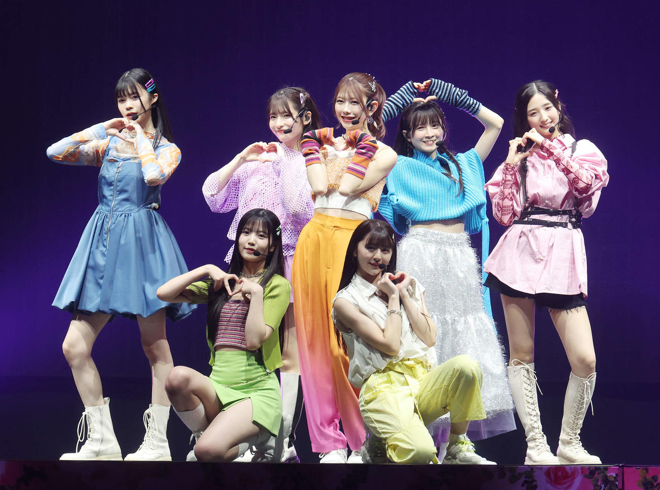 コンサートでパフォーマンスするAKB48（撮影・宮地輝）