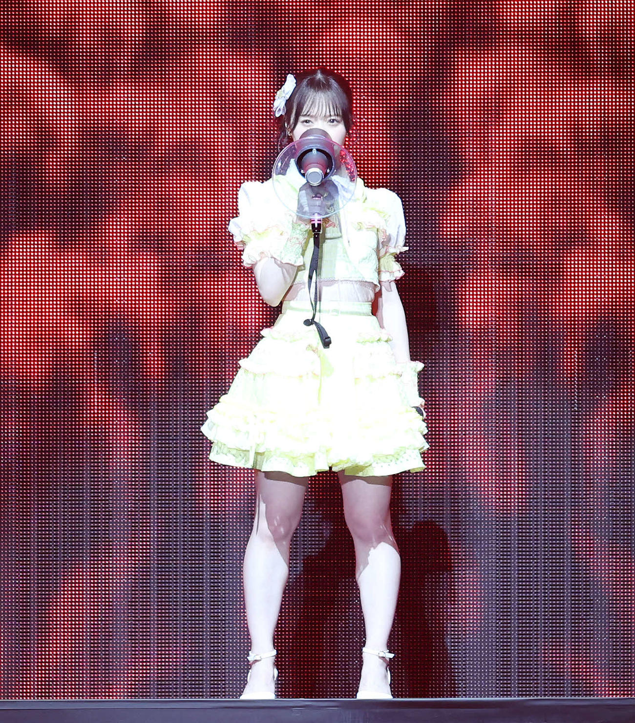 コンサートをスタートするAKB48倉野尾成美（撮影・宮地輝）