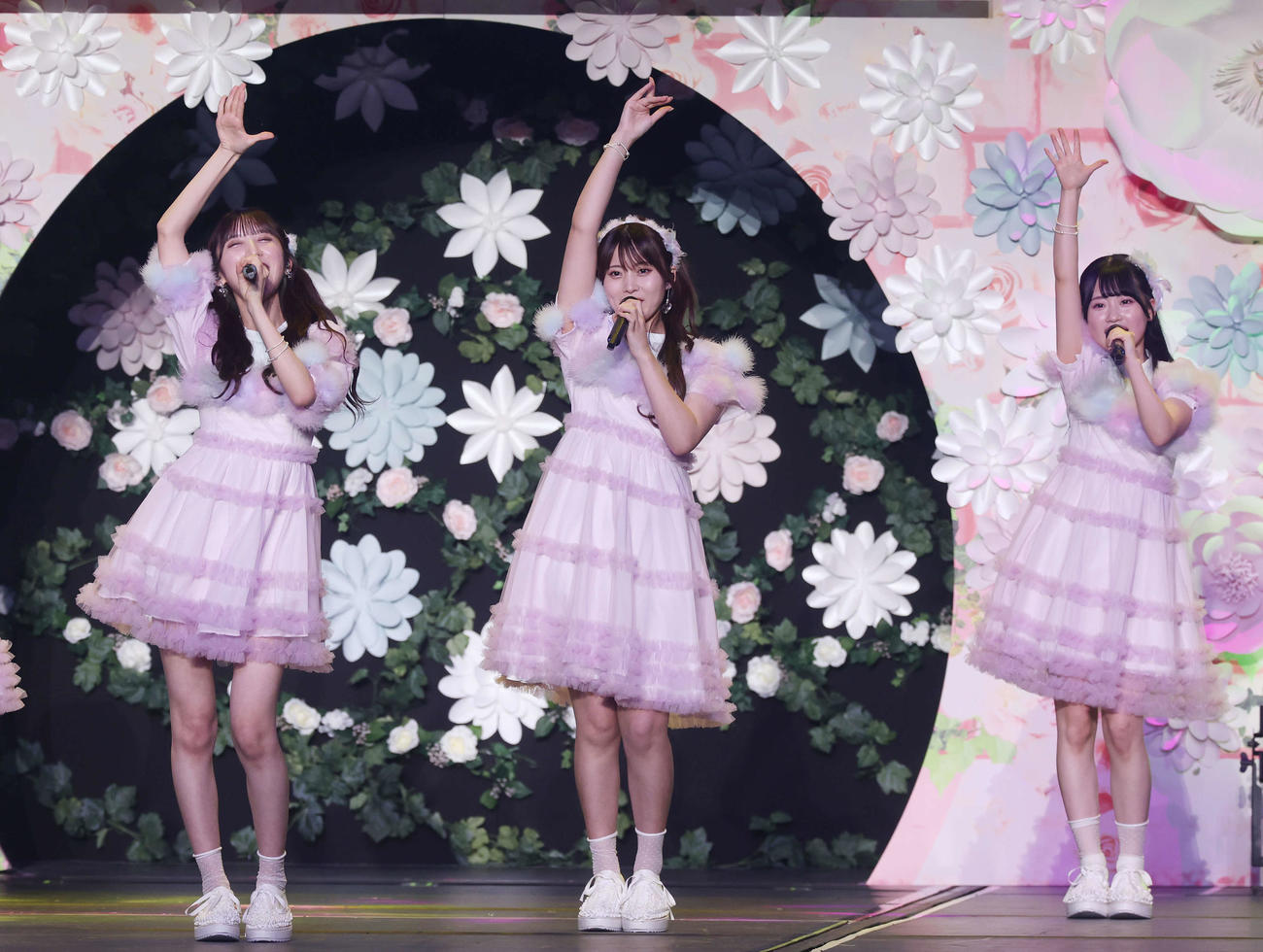 コンサートでパフォーマンスするAKB48岡部麟（中央）ら（撮影・宮地輝）