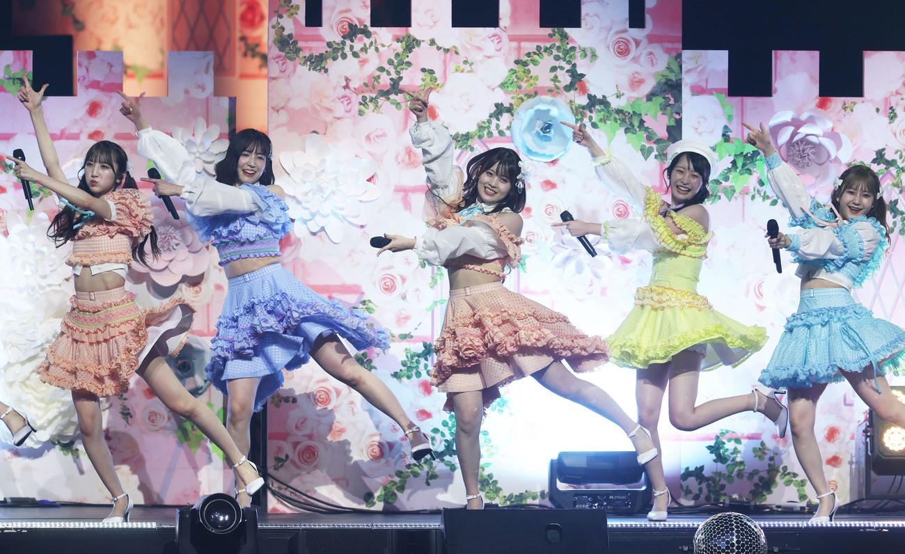 コンサートでパフォーマンスするAKB48岡部麟（中央）ら（撮影・宮地輝）