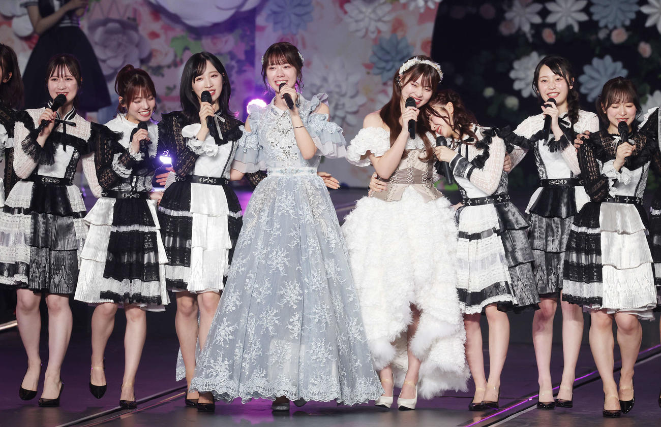ドレス姿でメンバーと「一生の間に何人と出逢えるのだろう」を歌うAKB48岡部麟（中央左）と小田えりな（同右）（撮影・宮地輝）