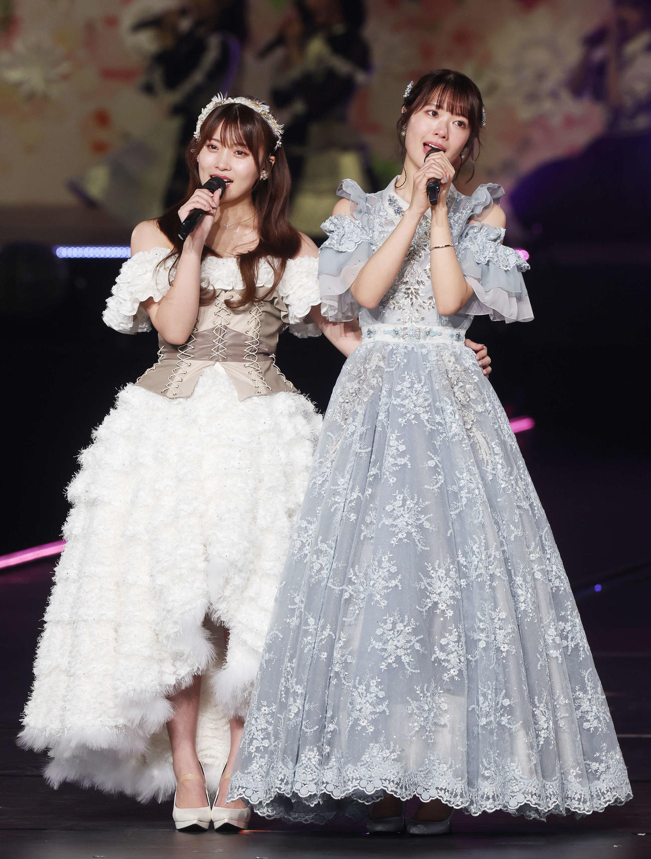 ドレス姿で「一生の間に何人と出逢えるのだろう」を歌うAKB48岡部麟（左）と小田えりな（撮影・宮地輝）