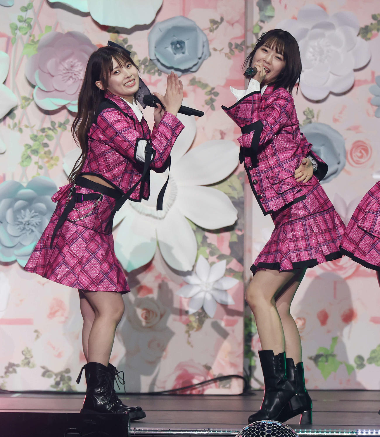 コンサートでパフォーマンスするAKB48岡部麟（左）と小田えりな（撮影・宮地輝）