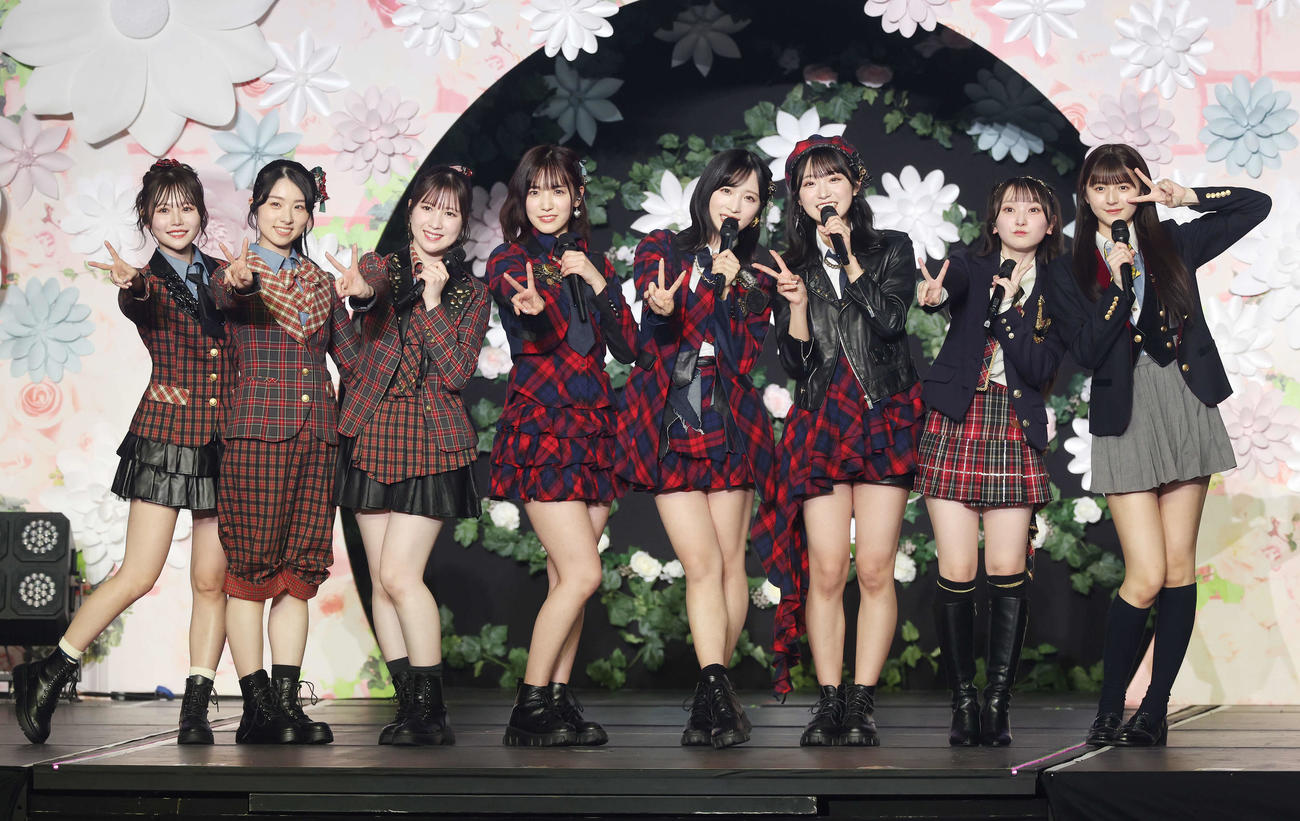 笑顔でポーズを決めるAKB48小栗有以（中央右）ら（撮影・宮地輝）
