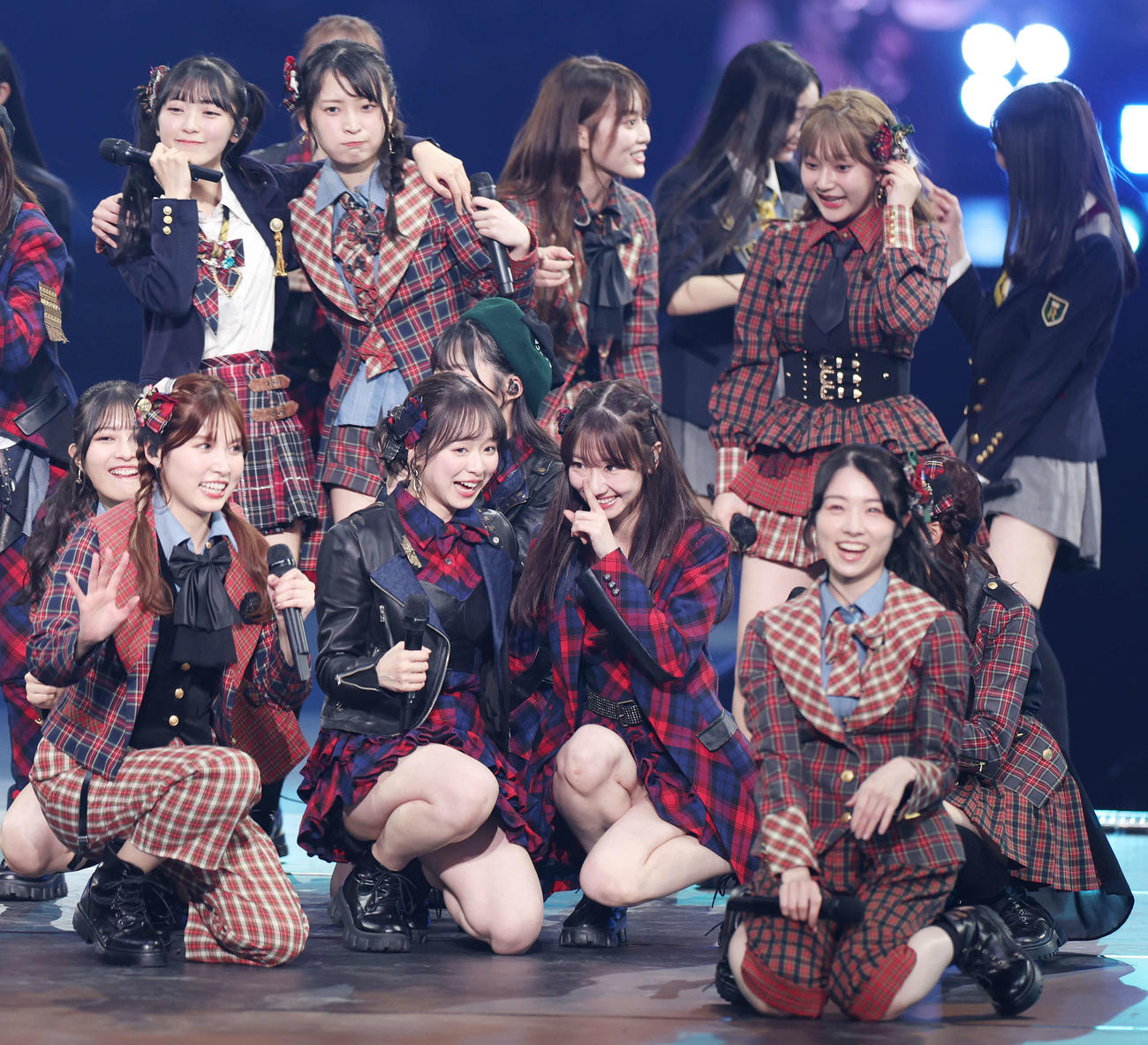 コンサートにこっそり紛れ込むAKB48柏木由紀（前列右から2人目）（撮影・宮地輝）