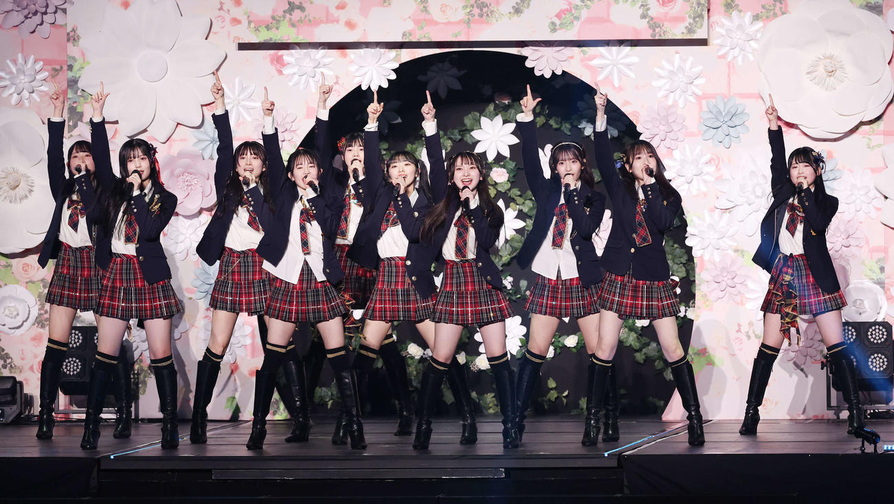 コンサートでパフォーマンスする17期生（撮影・宮地輝）
