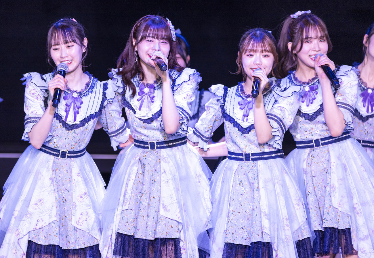 NGT48劇場で卒業公演を行った本間日陽（左から2人目）。1期生の左から西潟茉莉奈、1人おいて清司麗菜、奈良未遥（C）Flora