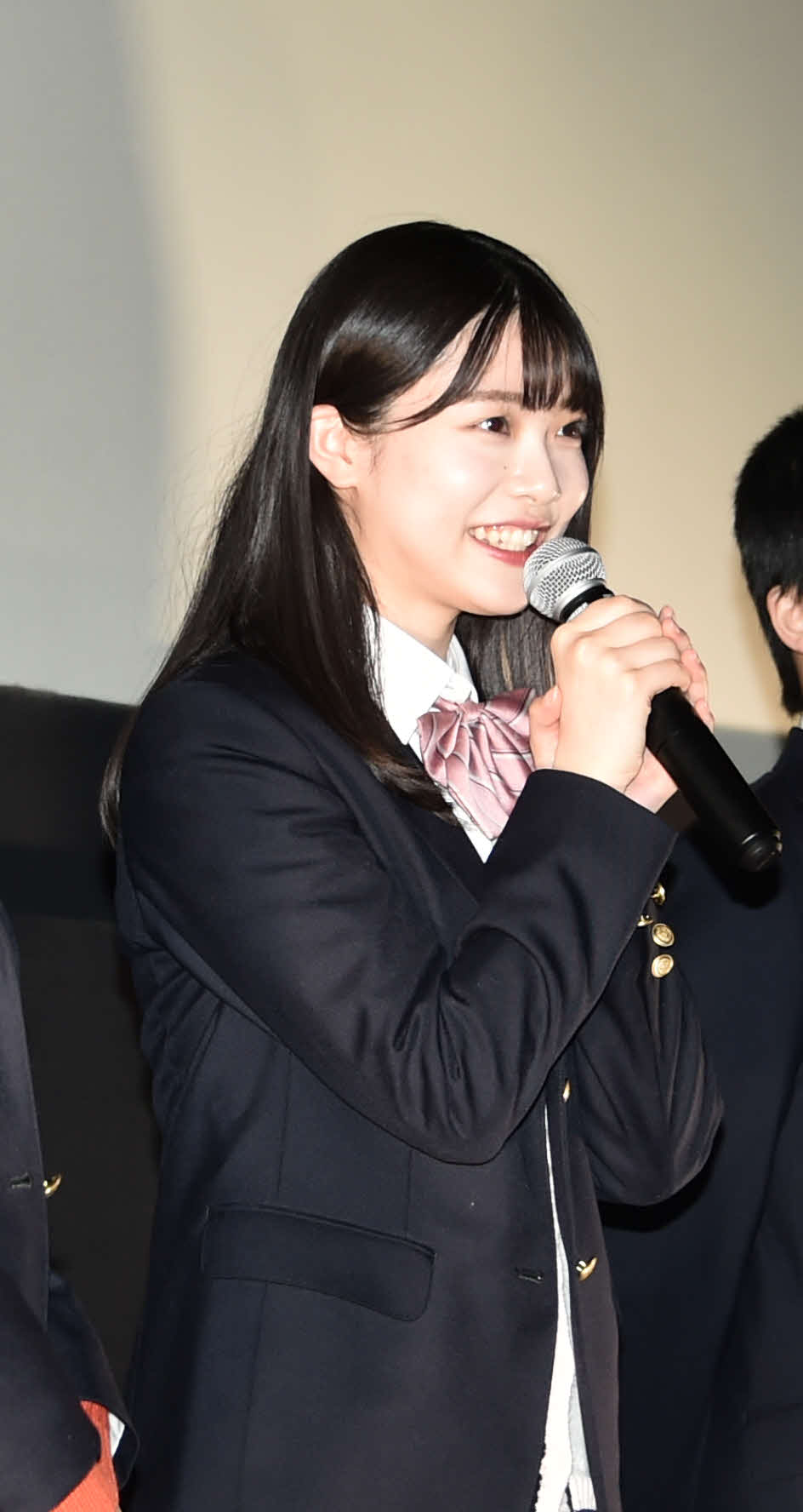 初日舞台あいさつでPRする小越春花