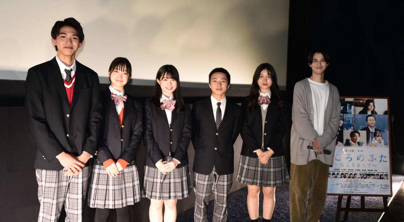 初日舞台あいさつを行った出演者。左から渡邉多緒、今森茉耶、小越春花、下川恭平、草野星華、美波