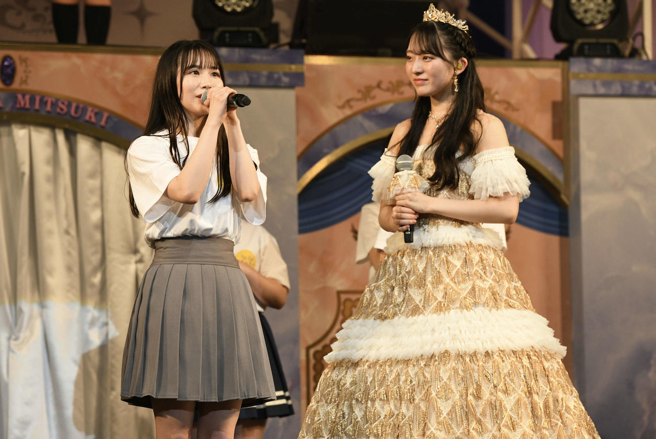 卒業コンサートでキャプテンを岡田あずみ（左）に継承したSTU48今村美月（C）STU