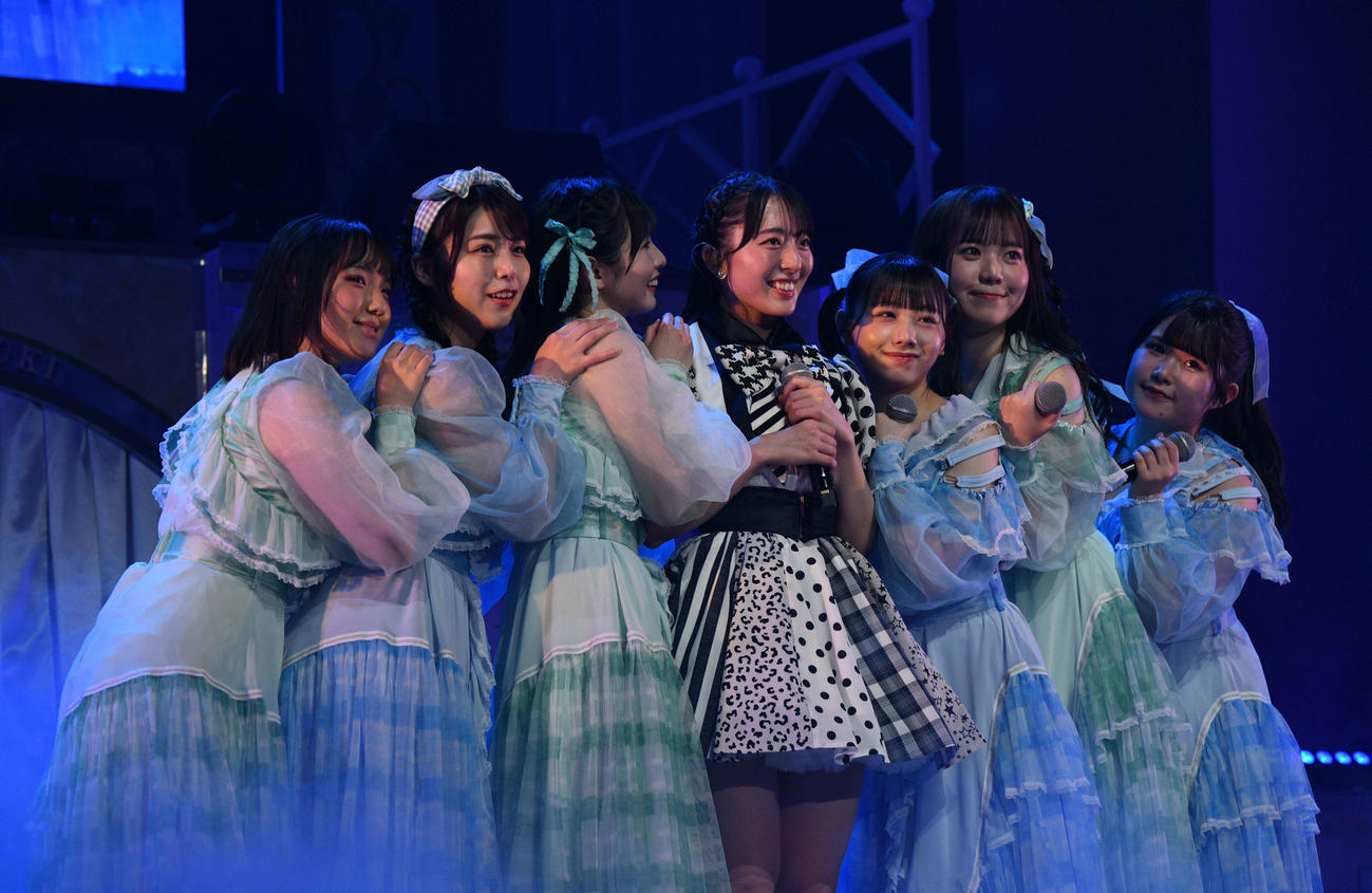 卒業コンサートを行ったSTU48今村美月（中央）（C）STU