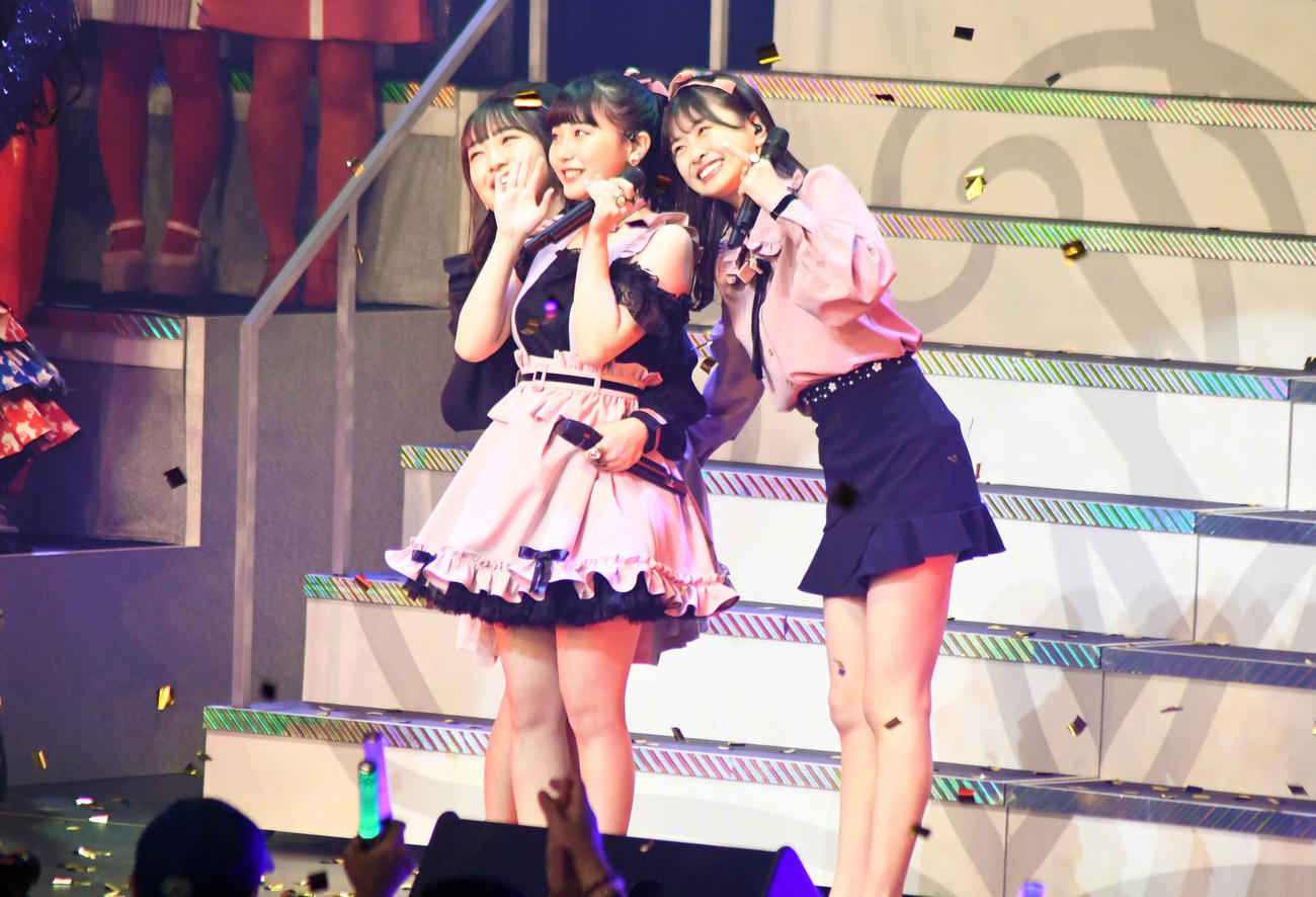 「AKB48グループリクエストアワーセットリストベスト50」で1位になった「ロマンティック病」を披露するHKT48の、左から田島芽瑠、田中美久、松岡はな（2020年1月撮影）