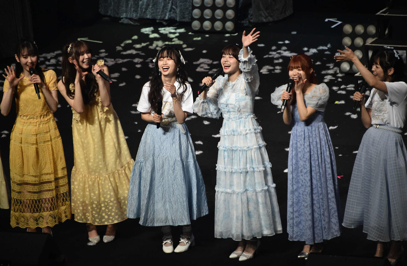 中井りか（左から3人目）の結婚を祝う本間日陽（左から4人目）