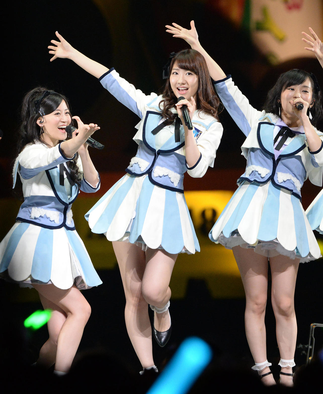 2014年4月、NMB48単独コンサートでパフォーマンスを見せるAKB48兼任の柏木由紀（中央）