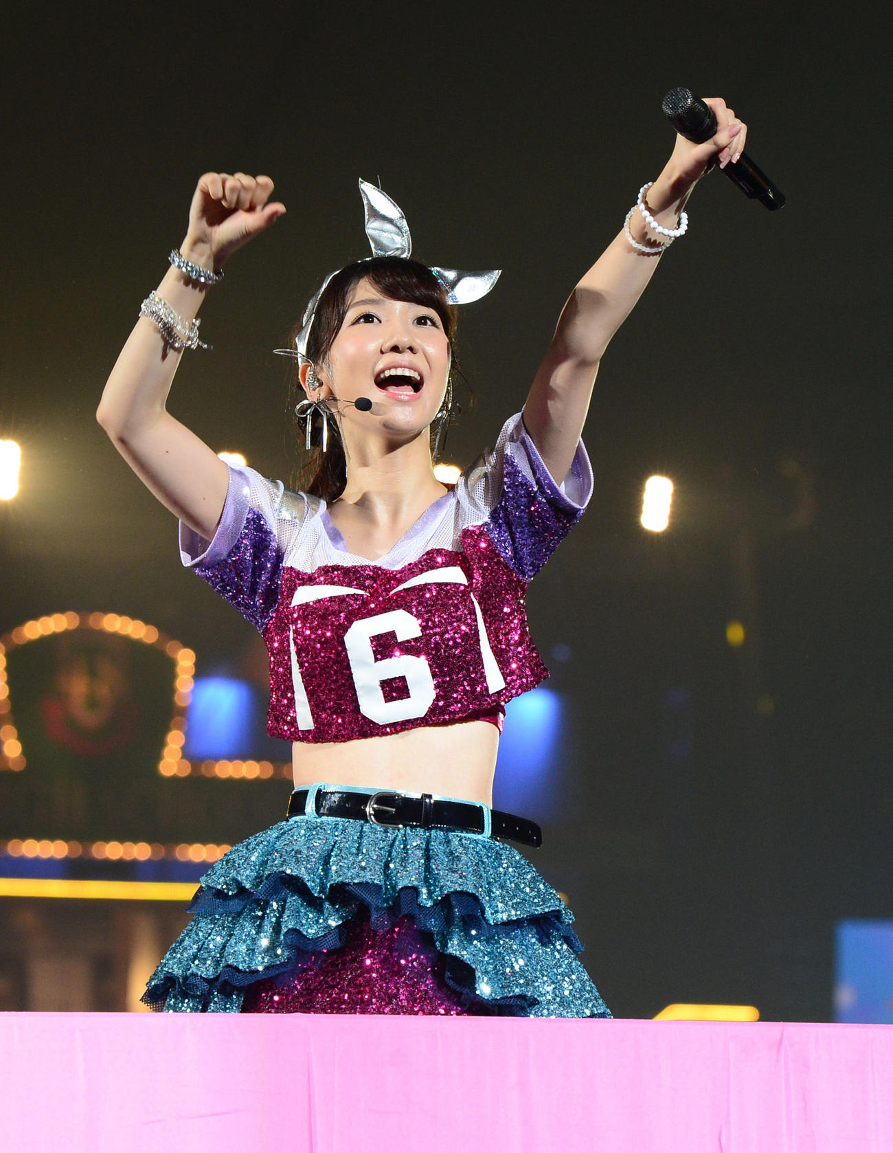2014年8月、東京ドームコンサートでゴンドラから熱唱する柏木由紀