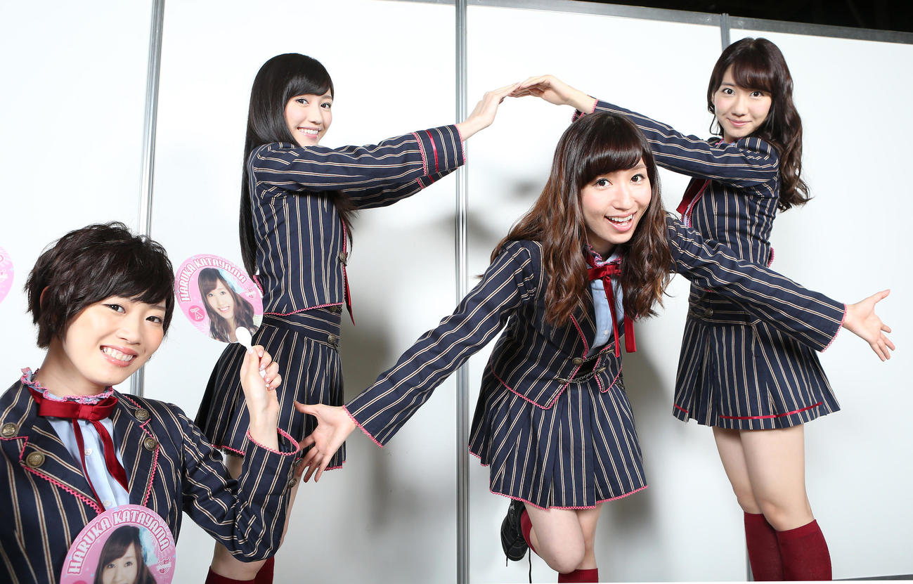 2014年9月、固い絆をみせる3期生。左から田名部生来、渡辺麻友、片山陽加、柏木由紀