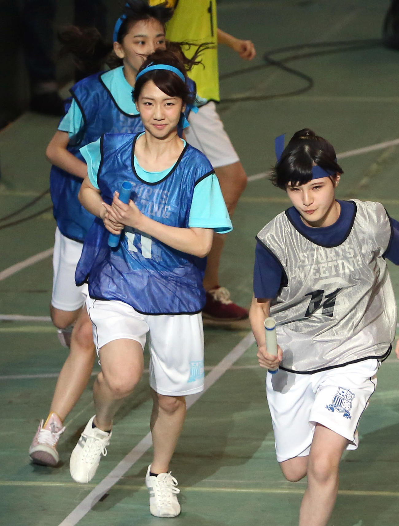 2015年5月第2回AKB48大運動会、チーム対抗リレーでバトンを受け、走り出すチームB柏木由紀（左）