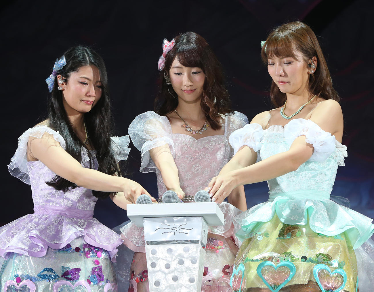 2015年11月、「フレンチ・キス」解散ライブでマイクを置く、左から倉持明日香、柏木由紀、高城亜樹
