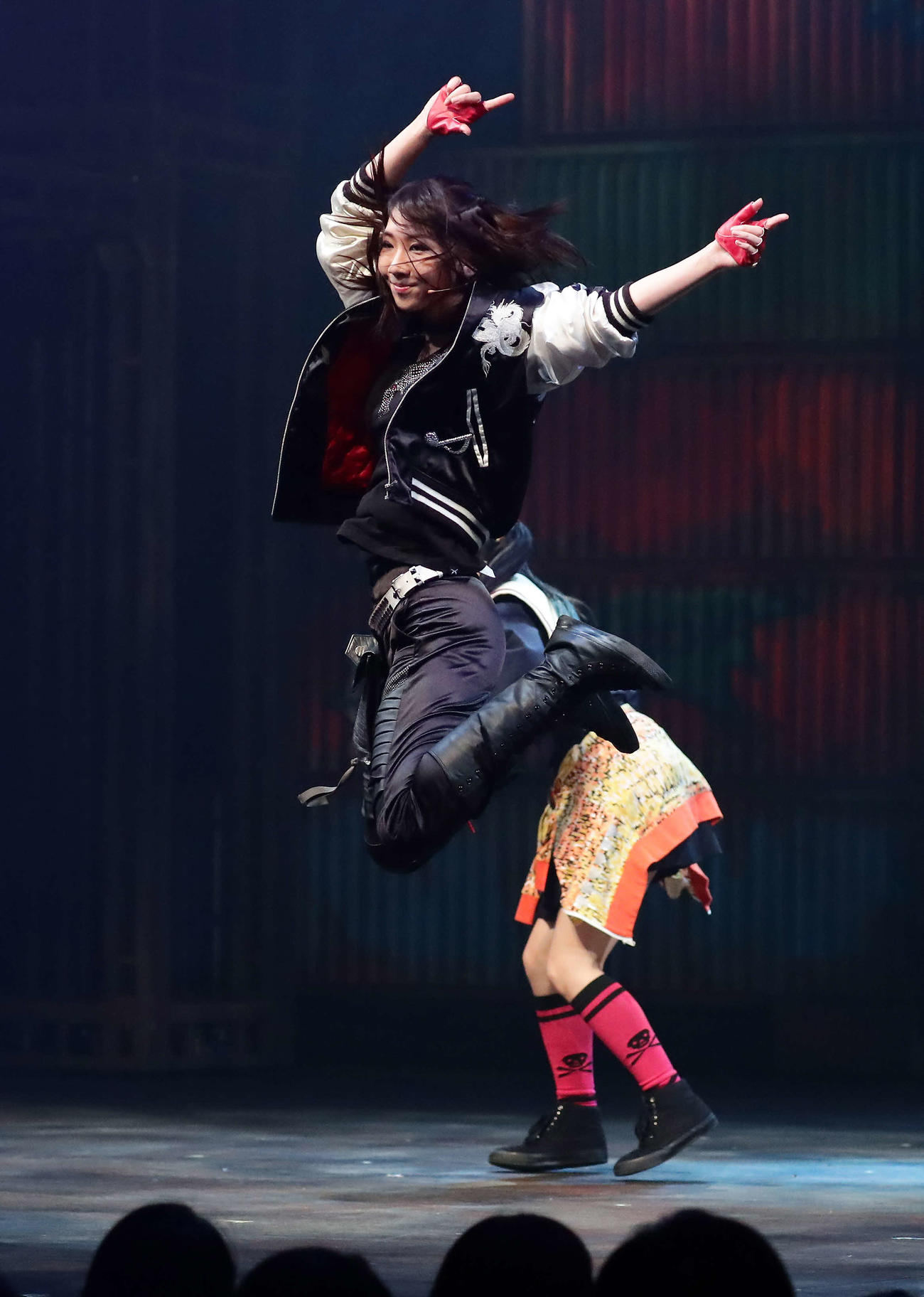 2016年7月、舞台「マジすか学園」公開稽古　フィナーレで歌って踊る柏木由紀
