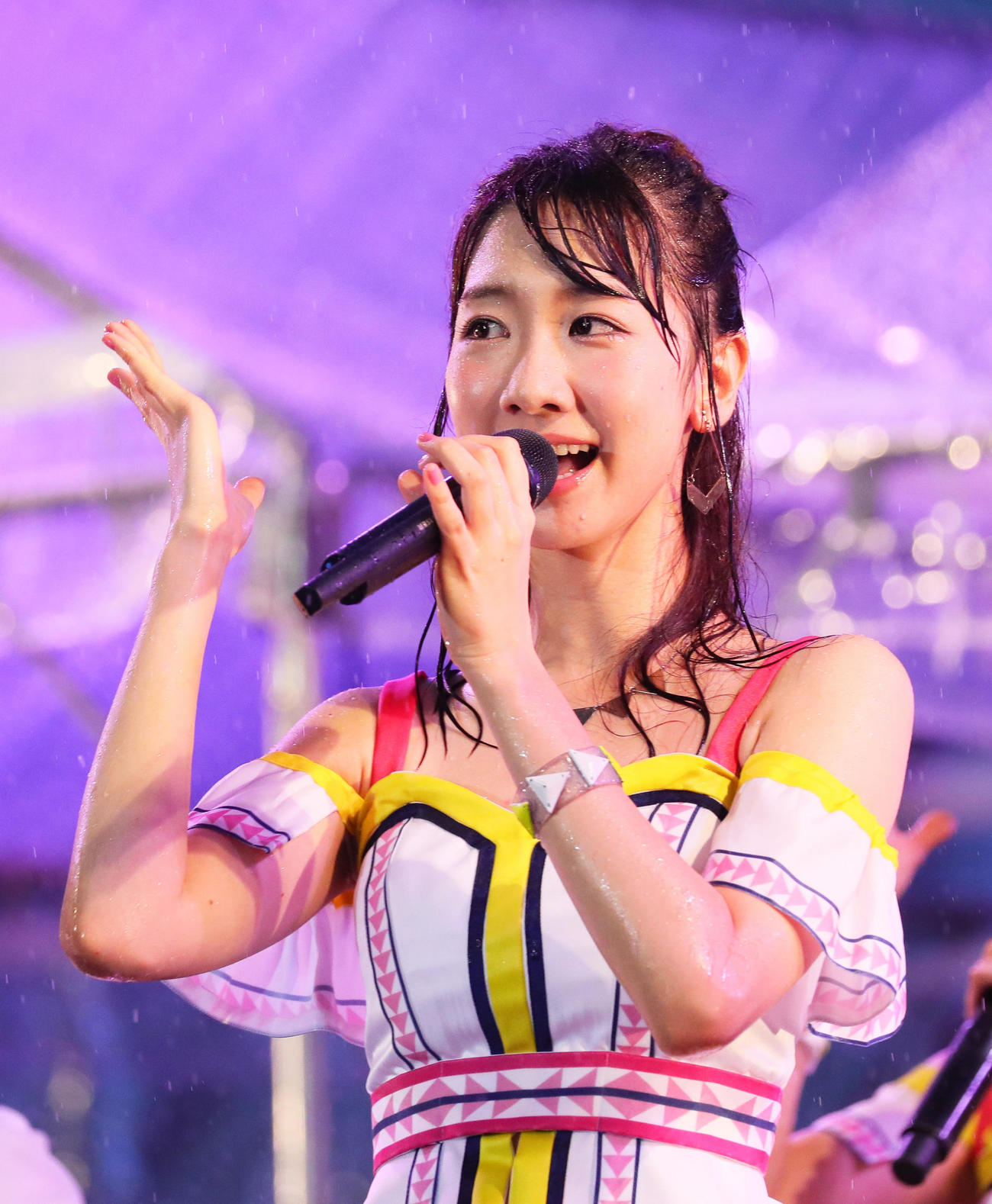 2016年8月、神宮外苑花火大会　大雨の中歌って踊るAKB48柏木由紀